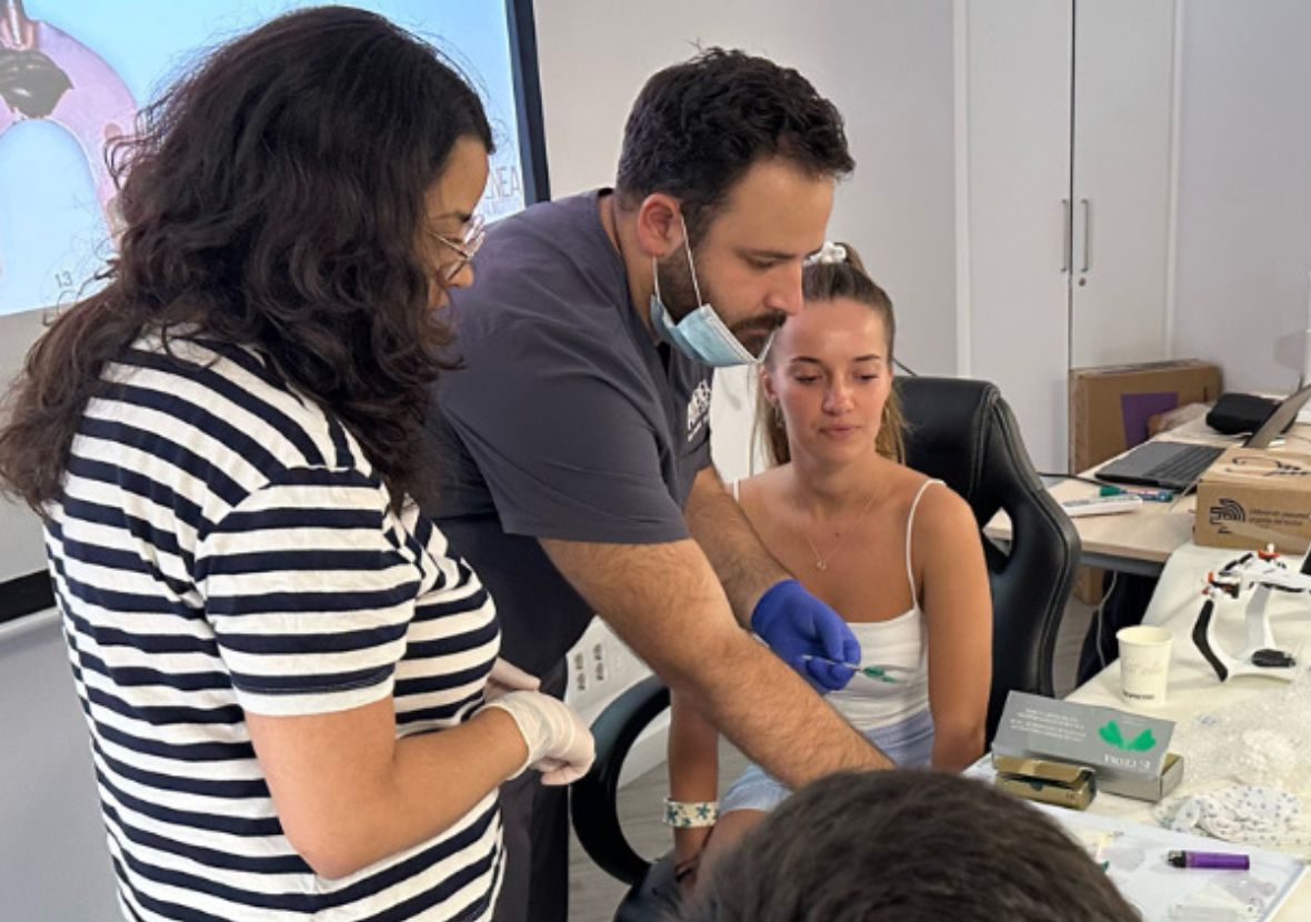 Dr. Javier Echarri con alumnos en la clase de prácticas de curso máster en ortodoncia