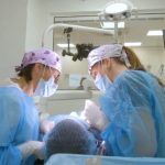 Estudiantes de Athenea con un paciente