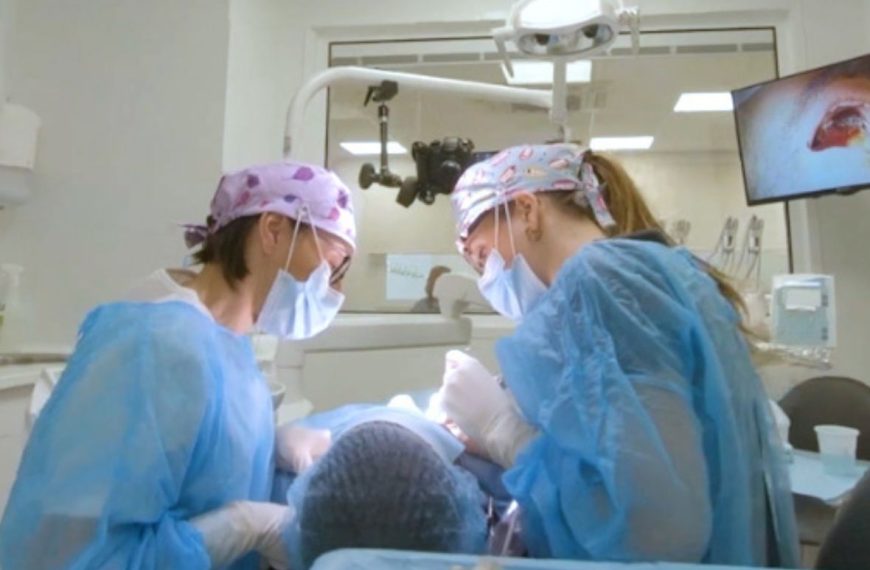 Estudiantes de Athenea con un paciente