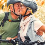 dos personas mayores en bicicletas felices y sanas