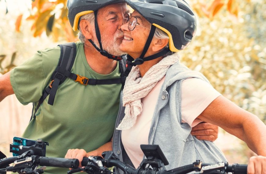 dos personas mayores en bicicletas felices y sanas